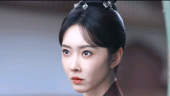 There are people who play more than a dozen roles in one drama. They change their costumes effective