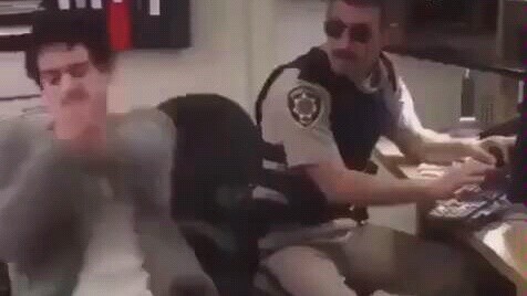 ความพยายามของผู้ต้องสงสัยทำให้เจ้าหน้าที่ตำรวจทุกคนรู้สึกประทับใจ