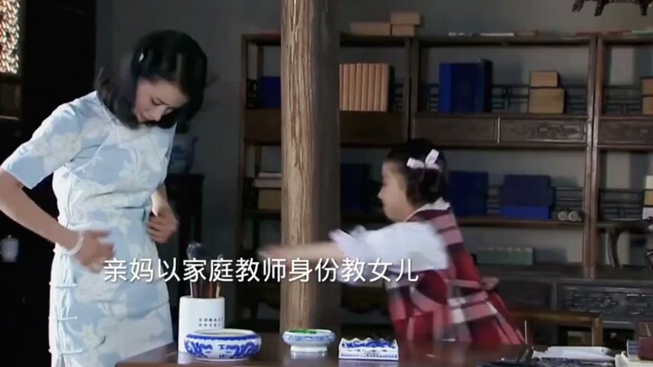 Cô tiểu thư được cưng chiều vẫn ngoan ngoãn trước mặt mẹ ruột