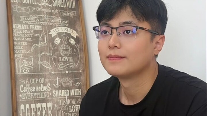 Bagaimana reaksi gadis terhadap komentar jahat?