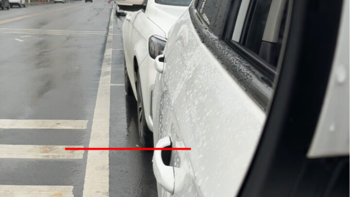 How to Accurately Judge Whether the Right Front Corner Will Scratch the Car Ahead When Pulling Out o