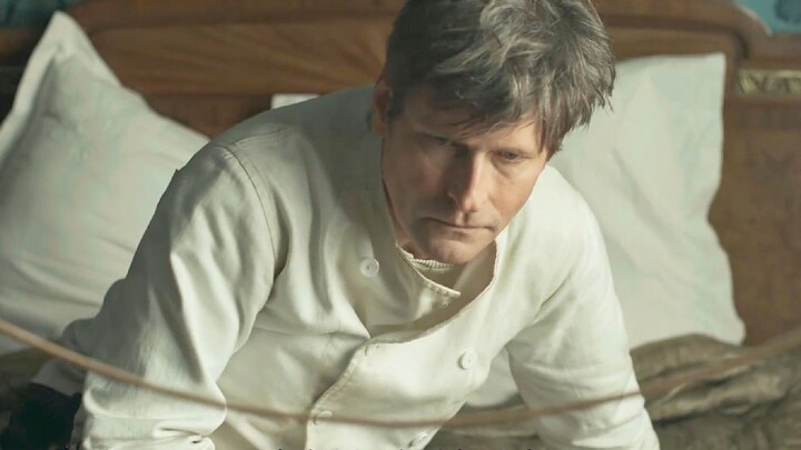 A man staying at a hotel notices something eerie: every night, the hotel seems to get a little small