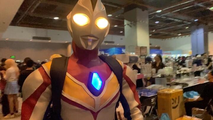 Reporter Dyna membuat penemuan mengejutkan di Comic Con