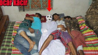 Prank Pocong ยังคงนอนหลับหัวเราะ Real Scary Ghost เล่นตลกกับ Sleeping Boy