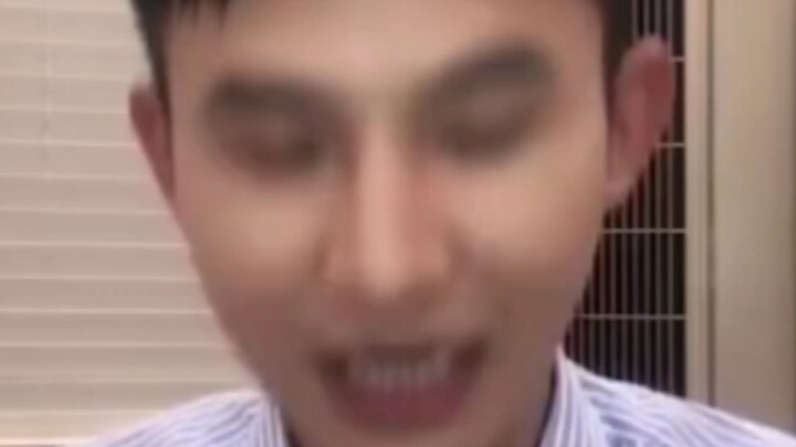 بث مباشر لـ "إله الحرب"، يعلمك كيف تحرّك شفتيك بشكل مائل