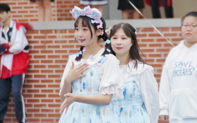当女高中生在校运动会上跳抚摸抚摸なでなで