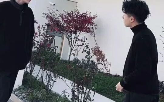 หนุ่มยูนนานเผยโฉมชุดชนเผ่าพื้นเมืองยูนนานให้เพื่อนชาวต่างชาติได้รู้จัก