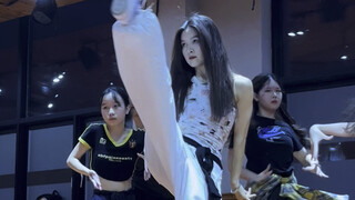 เพลงเดบิวต์ของ MEOVV ที่ชื่อ MEOW เป็นเพลงแดนซ์เบรกที่เจ๋งที่สุดเลย ชอบเฟรมใหญ่ๆ แบบนี้จัง