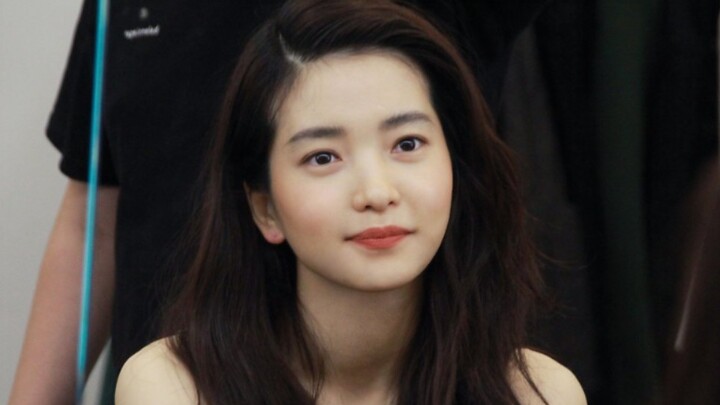 "The only downside to this drama is the female lead's looks?!!" Please!! She's Kim Tae-ri, the Chung