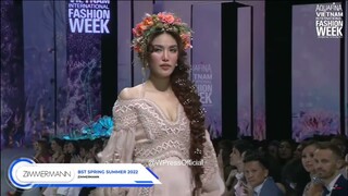 Lan Khuê Top 11 Miss World 2015 catwalk với vị trí Vedette trong Show diễn của NTK Úc