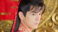 ทุกคนรวมถึงเขาคิดว่าเธอน่าเกลียดแต่เมื่อเธอถอดผ้าคลุมออก เธอก็สวยจนน่าทึ่งและบุคลิกของเธอก็เปลี่ยนไป