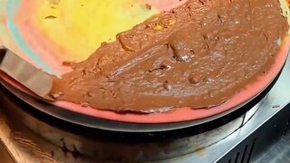 Saya rakus, saya jadi live streamer untuk mencari nafkah. Tapi waktu saya lagi promosi merek Cina, s