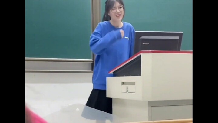 “当社交牛逼症做自我介绍”