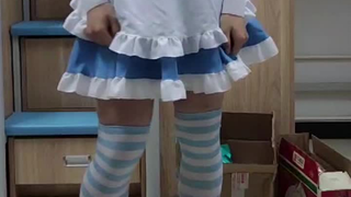 【แต่งหญิง】เด็กผู้ชายใส่ชุดแม่บ้านจิโนะเต้นในหอพักอย่างน่าอาย