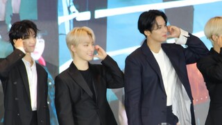 I finally saw the real people! Every member of Seventeen is so good-looking and cute! ! The whole sc