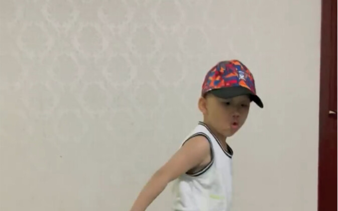 Seorang bayi berusia lima tahun sedang menari street dance. Beginilah seorang bboy yang tahu cara me