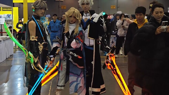 Ở hội chợ anime có cả Thiên Hỏa phát sáng… ĐM, tận 2 thanh luôn!