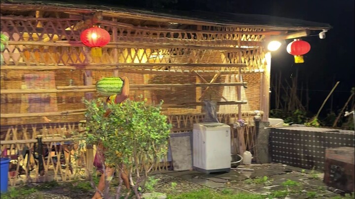 Makan hot pot di musim panas adalah penghormatan tertinggi untuk hari-hari yang panas dan membara.