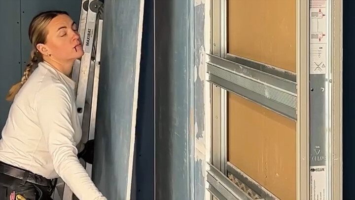 ช่างก่อสร้างหญิง ทำงานทั้งหมดด้วยตัวเอง ดูเก่งมากเลย