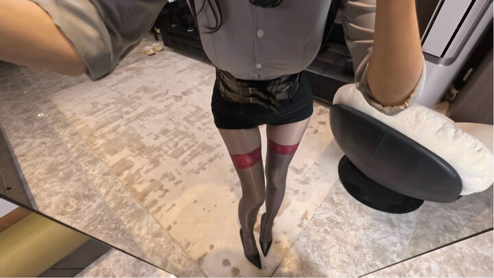 Pengalaman imersif sudut pandang pertama: Rekaman proses layering pakaian sutra abu-abu mengkilat