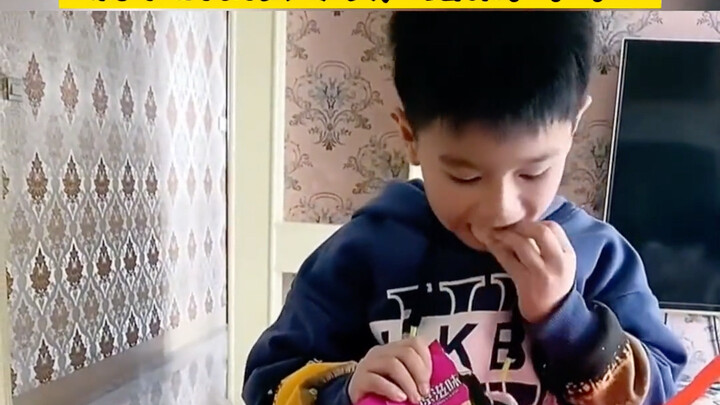 Ayah menyuruh anaknya membawa sisa uang Zhonghua untuk membeli camilan, ternyata...