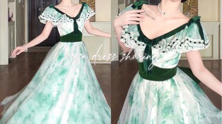 Gadis mana yang bisa menolak rok hijau milik Scarlett! Rok dengan keliman besar benar-benar cantik s