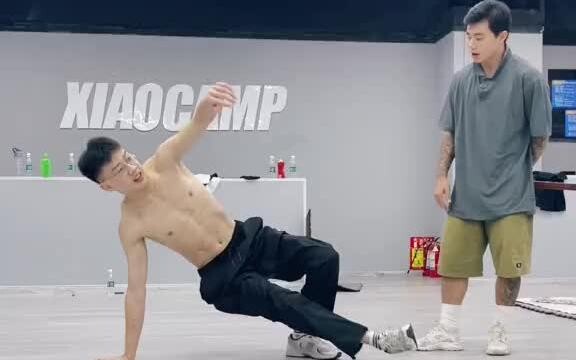 Basic Thomas correction. B-boy Xiaoxin’s legs always fail to straighten; when he lets go, they go al
