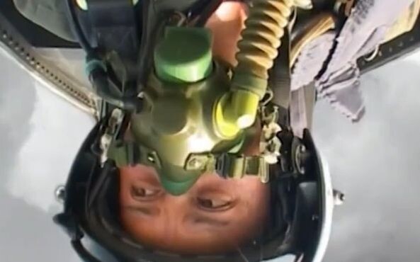 Đồng đội xuất hiện ảo giác khi bay, phi công tài ba dẫn dắt anh hạ cánh trong điều kiện mù, quá nguy