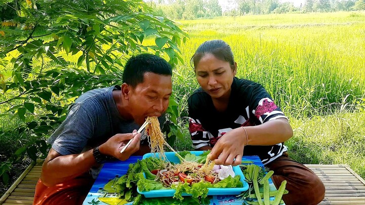 มันจะมากเกินไปแล้ว!! ยำมาม่าตาหน่อยกินคำเดียวเกือบหมดจ้า