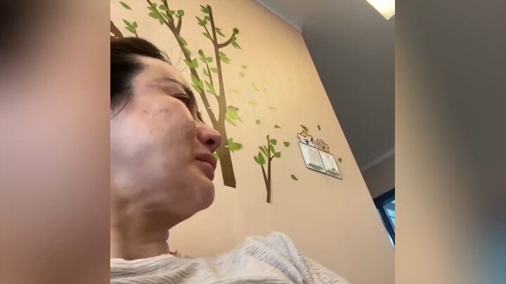 Khoảnh khắc mẹ kèm con học lớp 12 suy sụp: Con trai chỉ được 380 điểm trong kỳ thi cuối kỳ