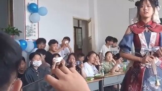 [Graduation Ceremony Dance Ji Ming Yue] How does it feel for the class's social phobia little transp