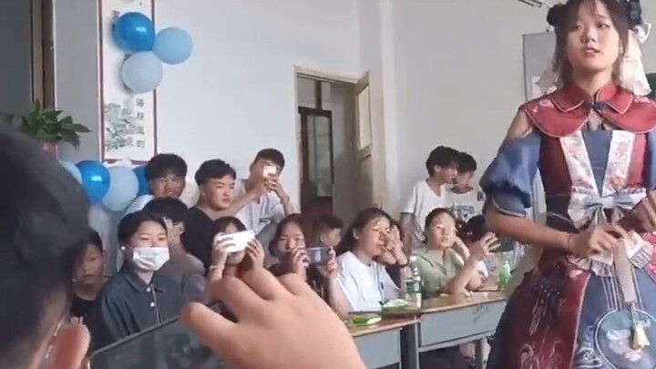 [Tarian Upacara Wisuda untuk Ji Ming Yue] Bagaimana rasanya bagi orang yang fobia sosial dan transpa