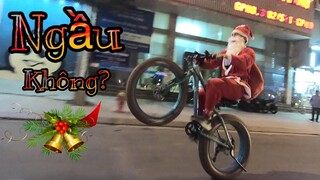 Ông Già Noel Đi Phát Quà Bằng Xe Đạp Cùng Dũng Nguyễn R6 | Tới Tài Tử |  Vietnamese Santa Claus