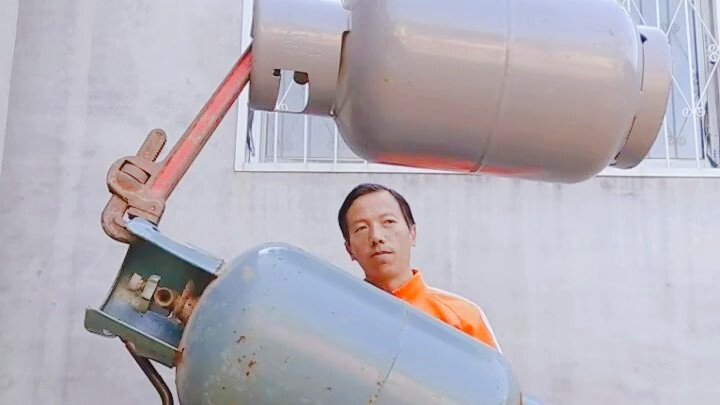 [Chinese Balancing Act] The King of Balancing: One Beer Bottle Holds Up Two Huge Gas Cylinders!