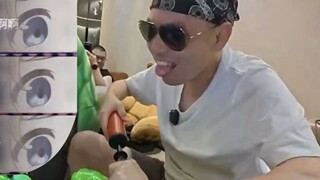 الموظفون يتعاونون فعلاً لفعل هذا الشيء مع دمية هوزي!