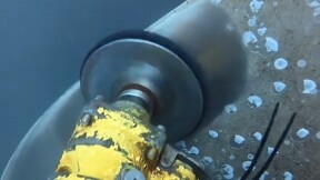 工作是潜水给螺旋桨抛光