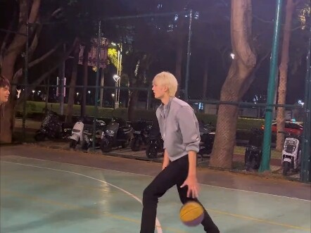 Just killing time by shooting some hoops at the park—turns out it’s just as intense as Xujiahui!