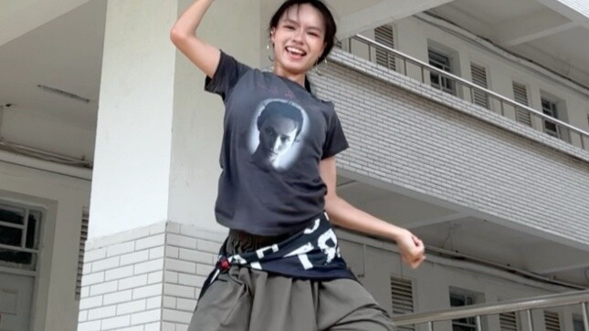 Versi koreografi remix Jen Runi juga ditampilkan!