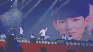 A group of boys from a high school danced to TFBOYS's "It's You" and caused a lot of screams