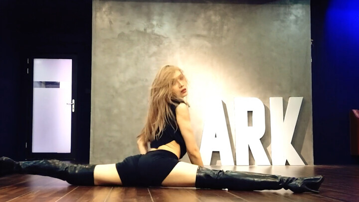 Kenakan sepatu bot yang sama dengan Lisa dan belajarlah menjadi gadis seksi - koreografi BLOOMY NO G