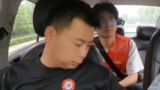 Maya, tôi sẽ nhận được -300! ! Một cậu bé ở Thành Đô đã thắt dây an toàn không đúng cách trong bài k