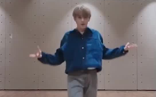 【NCT】 مارك يرقص ردة فعل على فيديو WayV "Kick Back (Secret Realm)"، لطيف جدًا!
