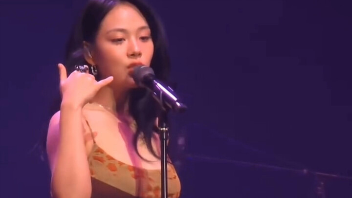 【BIBI Kim Hằng Thụy】“Một chỗ cũ rích, giá cả cao ngất ngưởng vô lý, đúng là giống tôi quá.” Phiên bả
