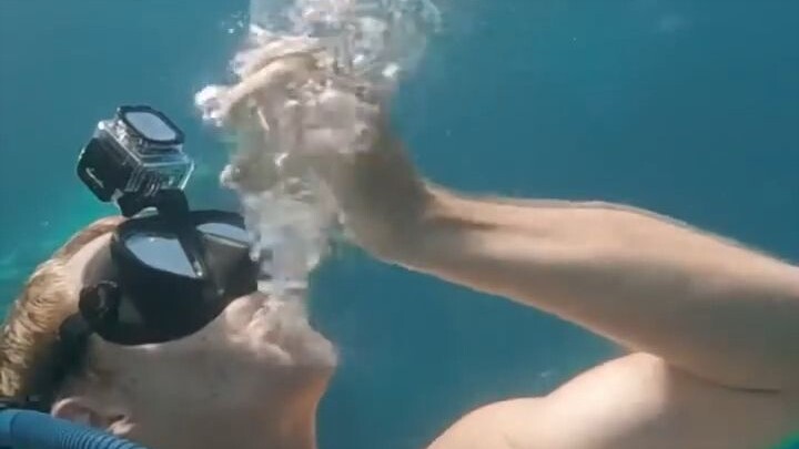 在海底装满一瓶怡宝再拿出放到空气里会怎样？瞬间激发超自然现象！