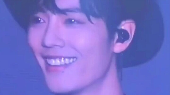[Xiao Zhan] Right here—his single finger silenced the entire audience, and his smile instantly ignit