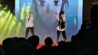 Menari dengan lagu "OverThink" di upacara wisuda