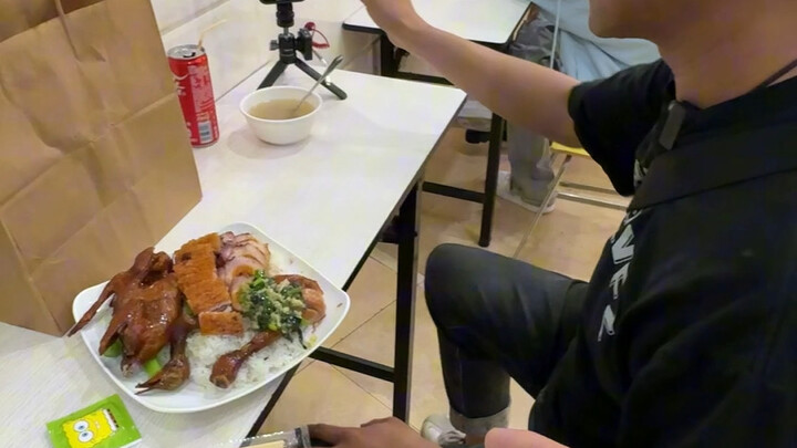 Datang seorang rekan sesama pelaku usaha, mau menukar menu andalan mereka dengan satu porsi makanan 