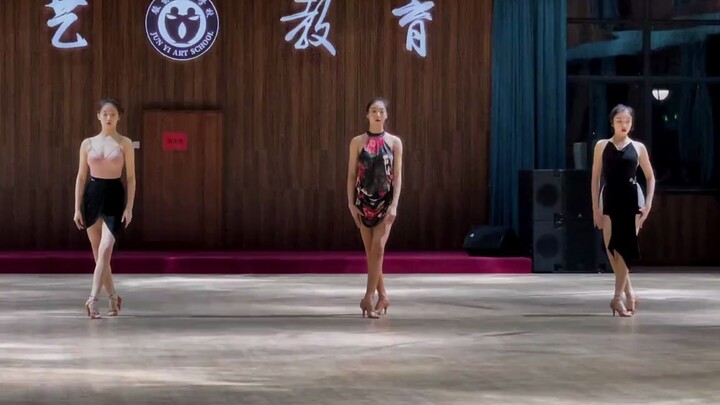 拉丁舞者的气质挡也挡不住，颜值高身材好，满屏都是大长腿