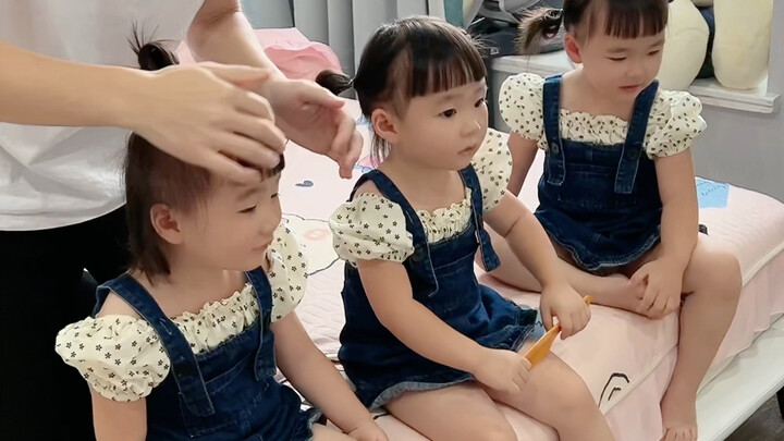 Tiga anak kecil hari pertama masuk taman kanak-kanak; biar guru nggak salah kenal, si Ayah kasih ide