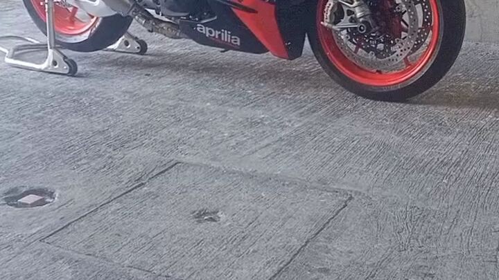 APRILIA TOUNO V4🏍️🏍️🏍️ please like and follow my page thanks🙂🙂